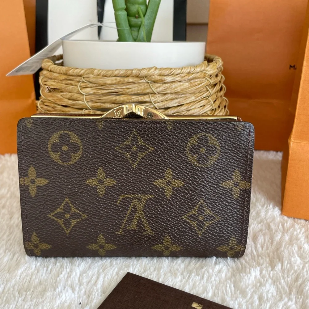Louis Vuitton kisslock wallet.🤎🤎🤎🩷❤️🩷❤️ - Picture 2 of 16
